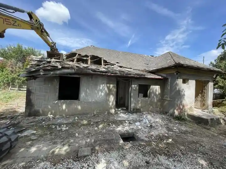 Válaszfalak és komplett ház bontása