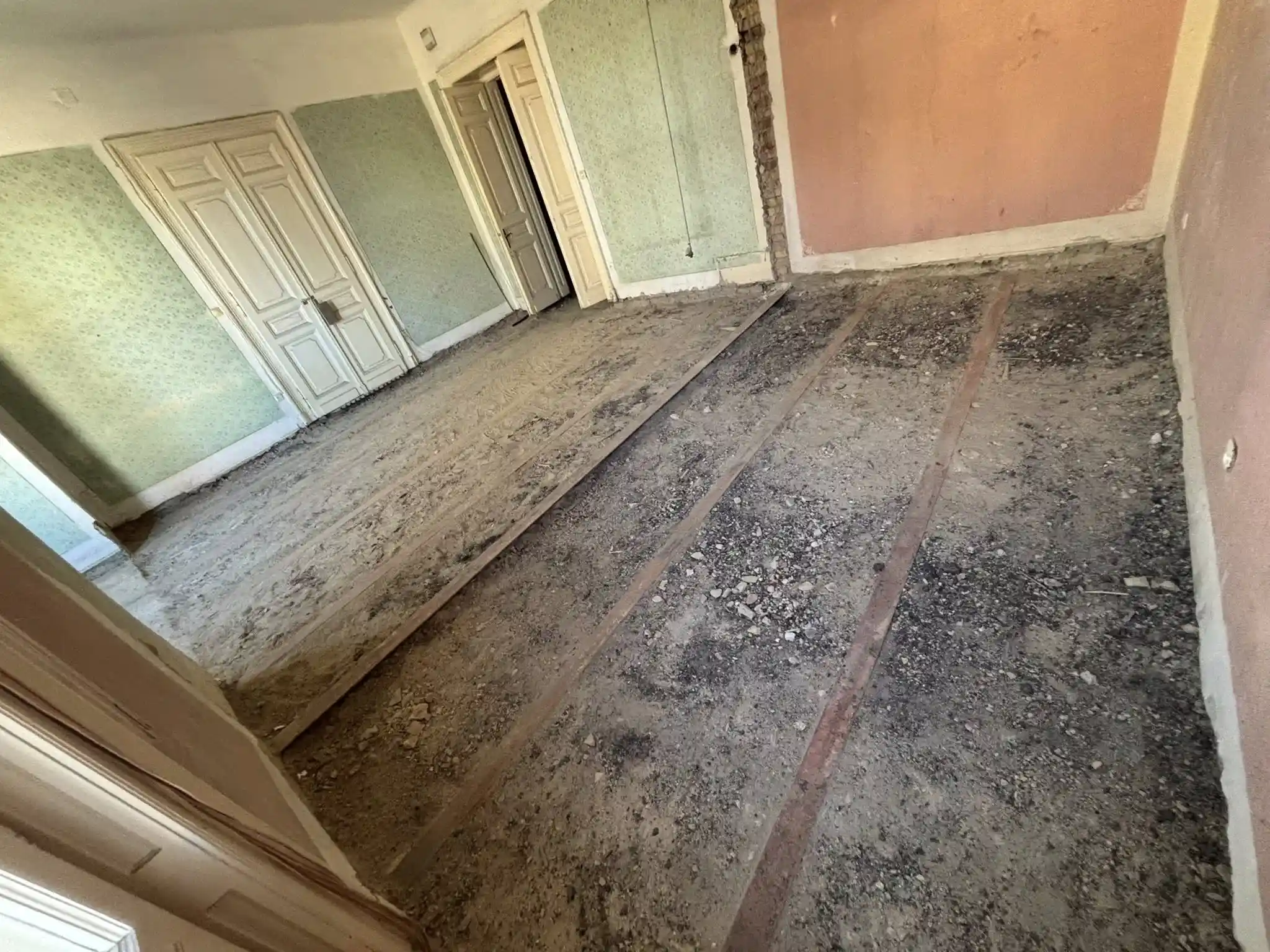 Burkolatok és padló bontása